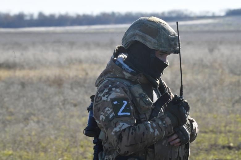 Военнослужащий расчета реактивной системы залпового огня БМ-21 «Град» ЮВО ВС РФ на Запорожском направлении