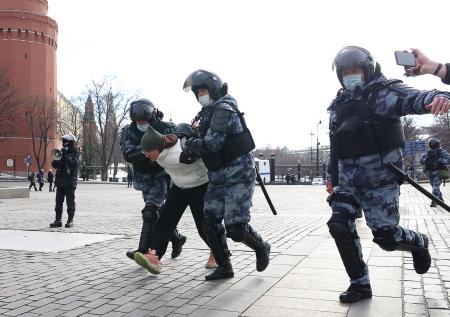 В Москве начались массовые задержания на Манежной площади