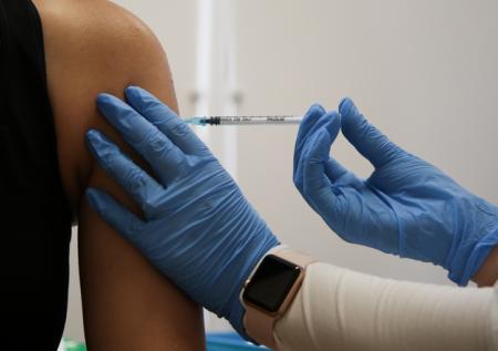 В США сравнили иммунитет после бустерных прививок Pfizer, Moderna и J&J
