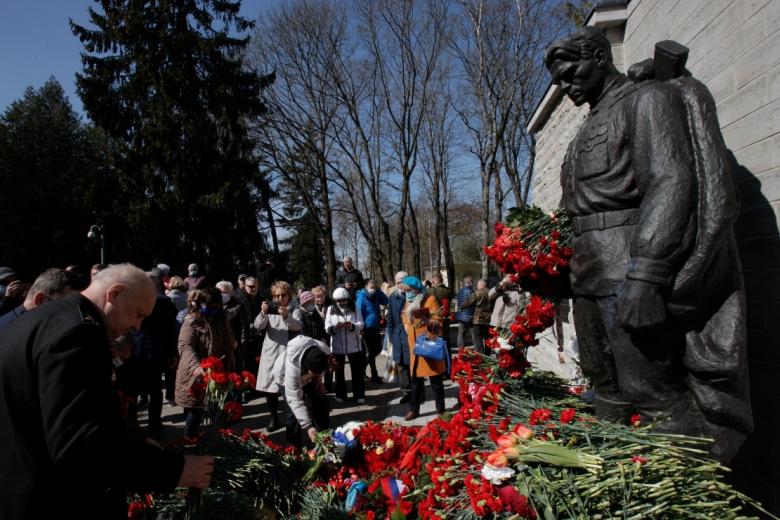 Возложение цветов к монументу «Павшим во Второй мировой войне» на Военном кладбище в Таллине в День 76-й годовщины победы в Великой Отечественной войне
