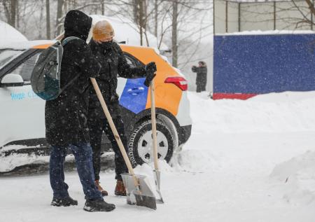 Жителям московского района предложили самим убирать снег