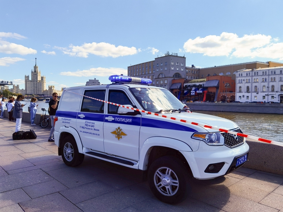 Оперативные службы в районе парка «Зарядье», где в Москве-реке обнаружены тела погибших диггеров