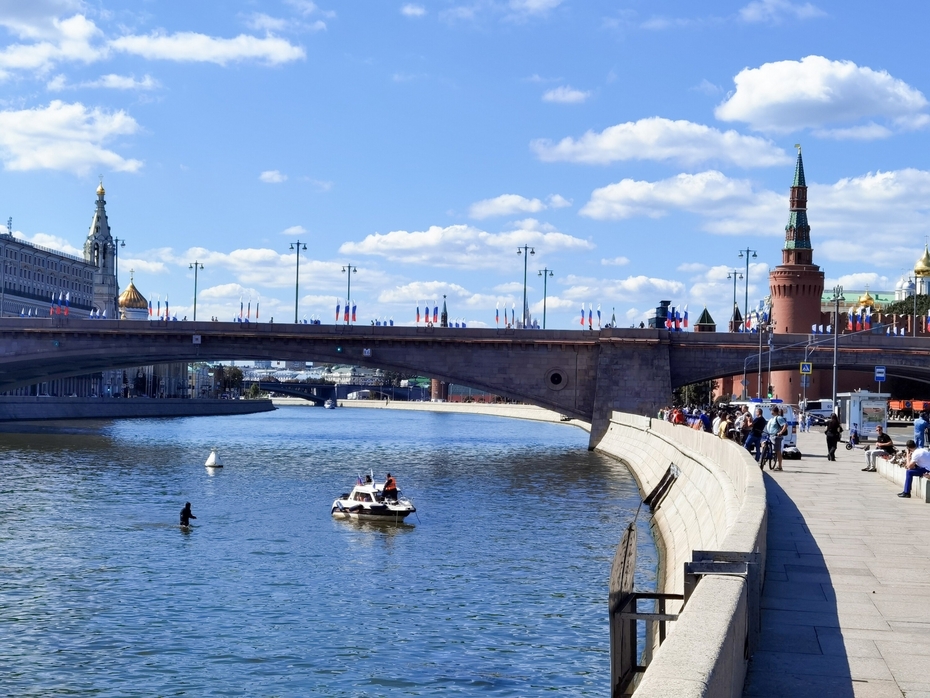 Оперативные службы в районе парка «Зарядье», где в Москве-реке обнаружены тела погибших диггеров