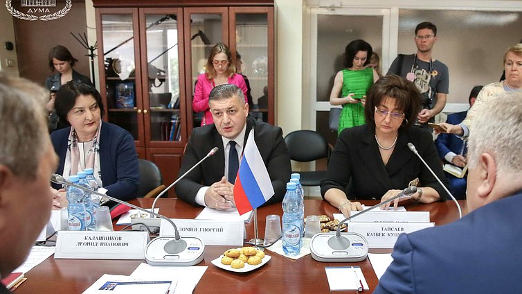 Председатель парламентской фракции "Альянс патриотов Грузии Георгий Ломия, член фракции Ада Маршания и заместитель председателя Комитета парламента Грузии по юридическим вопросам Нато Чхеидзе .