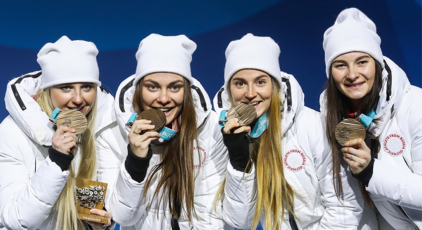 Олимпийские атлетки из России Анна Нечаевская, Анастасия Седова, Юлия Белорукова и Наталья Непряева (слева направо), завоевавшие бронзовые медали, на церемонии награждения призёров эстафеты 4х5 км на соревнованиях по лыжным гонкам среди женщин на XXIII зи