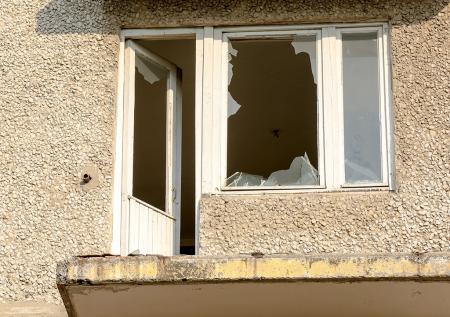 В Воронеже взрыв самогонного аппарата повредил окна на балконе многоэтажки