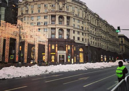 Московские власти объяснили появление сугробов на Тверской улице
