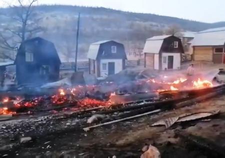 На берегу Байкала загорелась туристическая база
