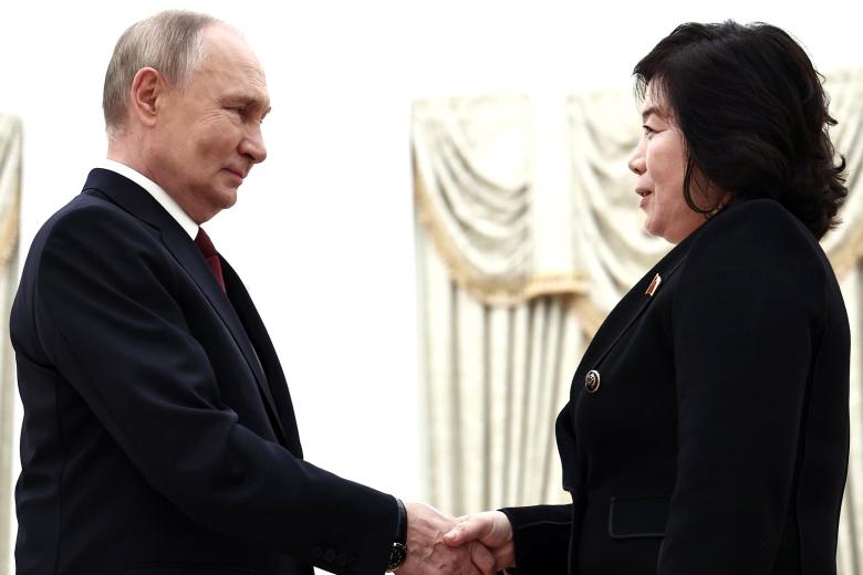 Владимир Путин и Цой Сон Хи