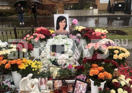 Памятник за 12 млн, десятки роз: как выглядят могилы Глаголевой, Заворотнюк