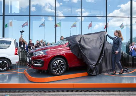 Новая Lada Iskra, быстрая Niva и роскошный Hongqi: чем поразил ПМЭФ-2024