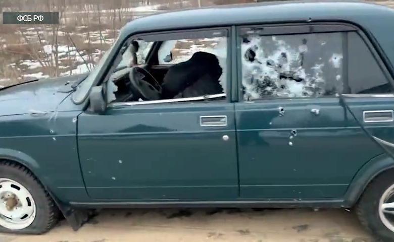 Расстрелянные украинскими диверсантами автомобили