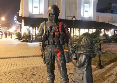 Памятник «Вежливым людям» в Крыму осквернил украинец