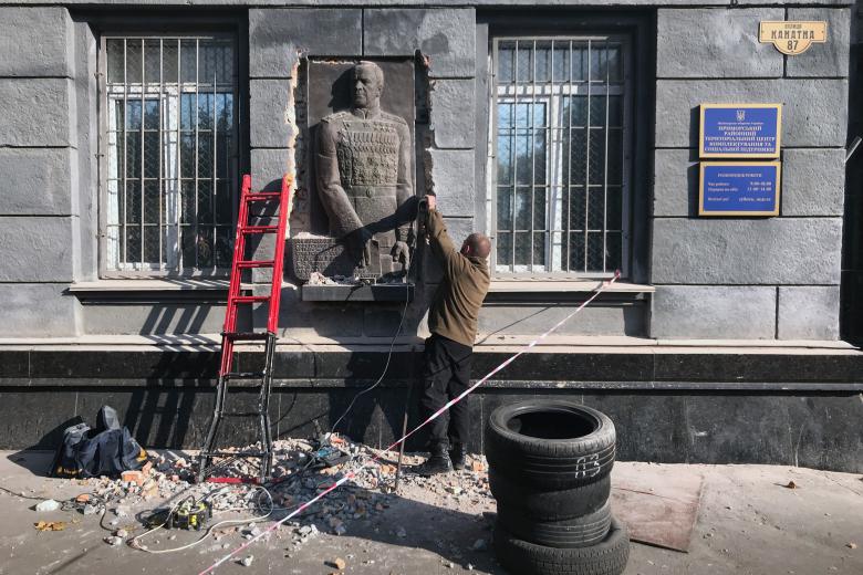 Демонтаж барельефа маршала СССР Георгия Жукова в Одессе