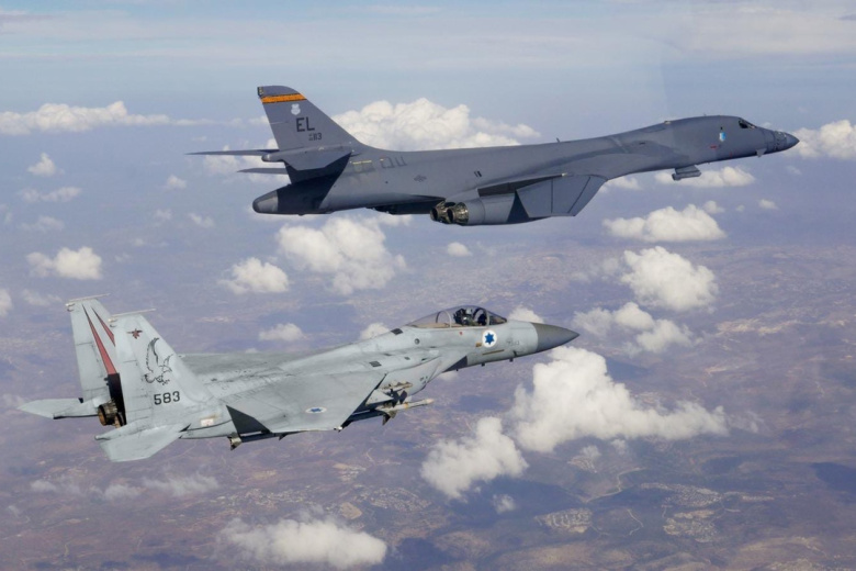Истребитель F-15 ВВС Израиля сопровождает американский бомбардировщик B-1B