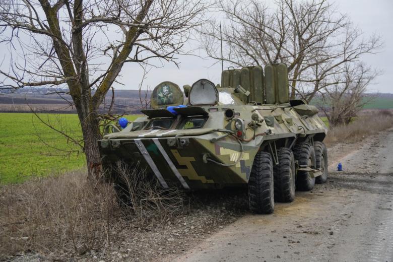 Подбитый БТР украинской армии под Мариуполем