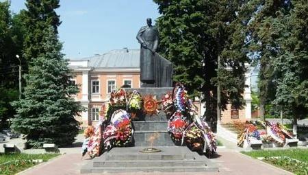 Дети осквернили памятник героям войны в Ельце