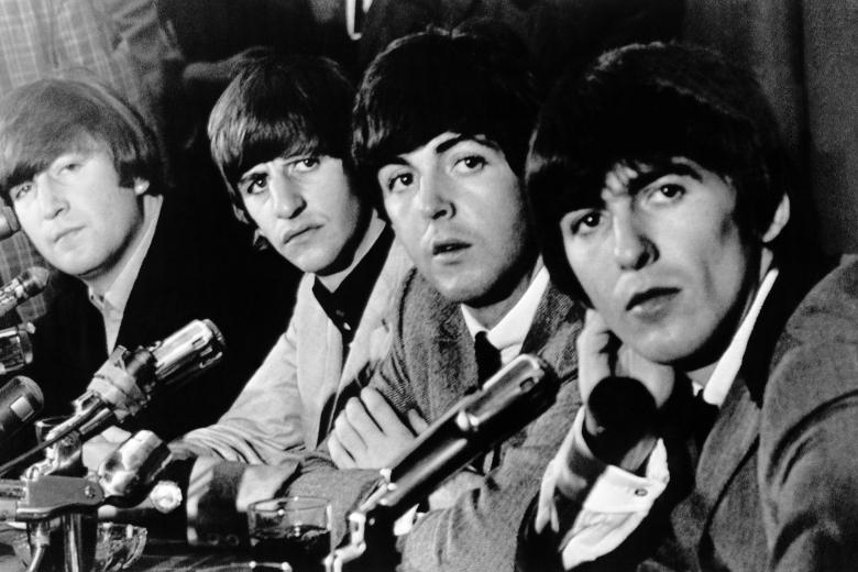 Участники группы The Beatles Джон Леннон, Ринго Старр, Пол Маккартни и Джордж Харрисон на пресс-конференции в Нью-Йорке