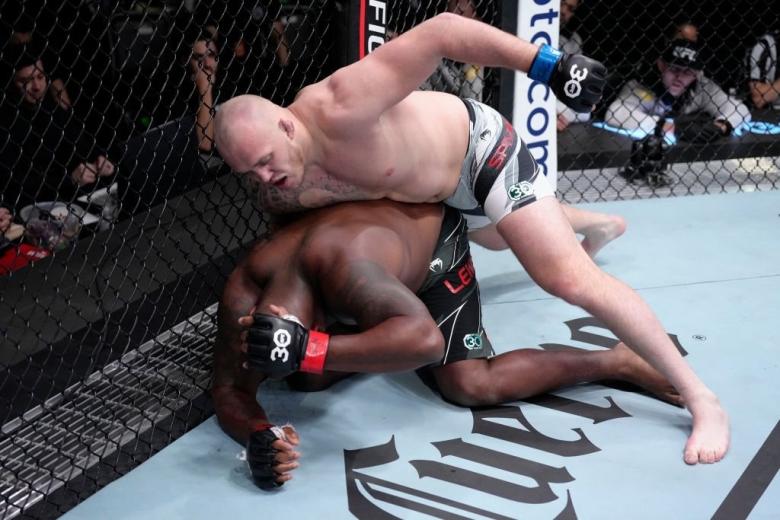 Деррик Льюис — Сергей Спивак на UFC Fight Night 218