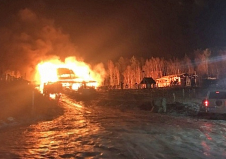 Огонь уничтожил дома на горнолыжной базе в Мурманске