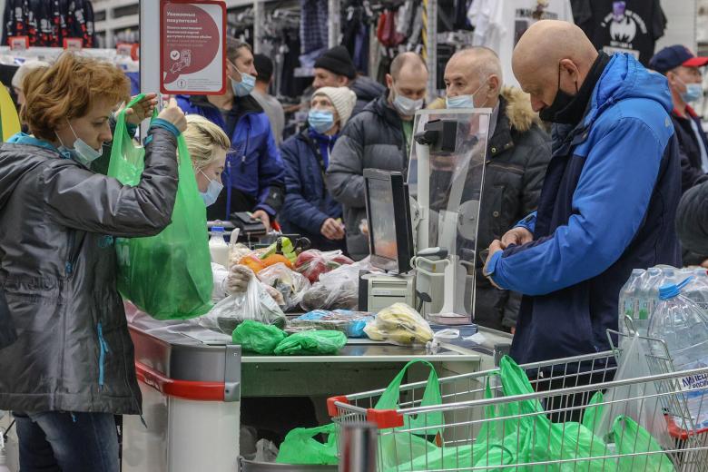 Покупатели в гипермаркете