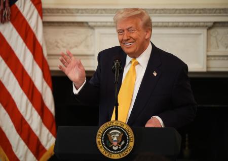 Трамп мемом высмеял нежелание чиновников сдавать рабочие отчеты