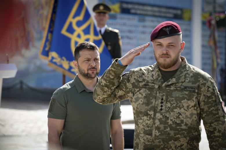 Владимир Зеленский (на заднем плане)
