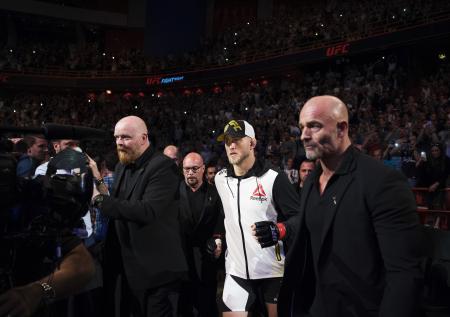 40-летний Тейшейра одержал волевую победу над Смитом в UFC