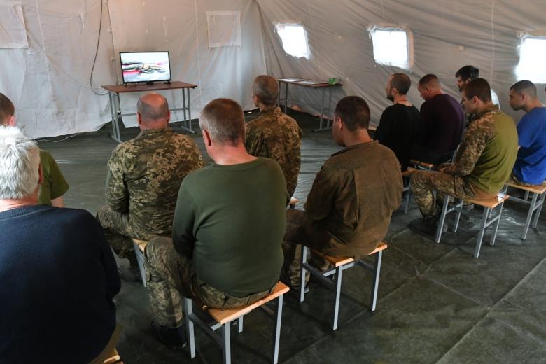 Военнослужащие ВСУ в пункте временного содержания украинских военнопленных