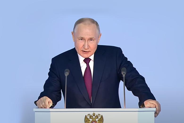 Президент РФ Владимир Путин во время выступления с ежегодным посланием Федеральному собранию РФ в Гостином Дворе