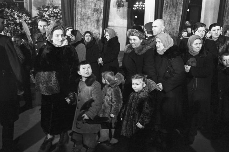 Москвичи во время церемонии прощания с Иосифом Сталиным в Колонном зале Дома Союзов, Москва, 6 марта 1953 год