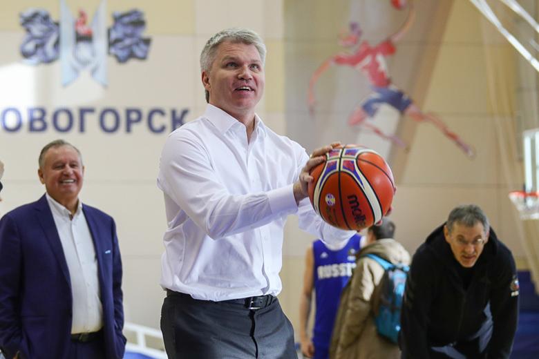 Павел Колобков (в центре)