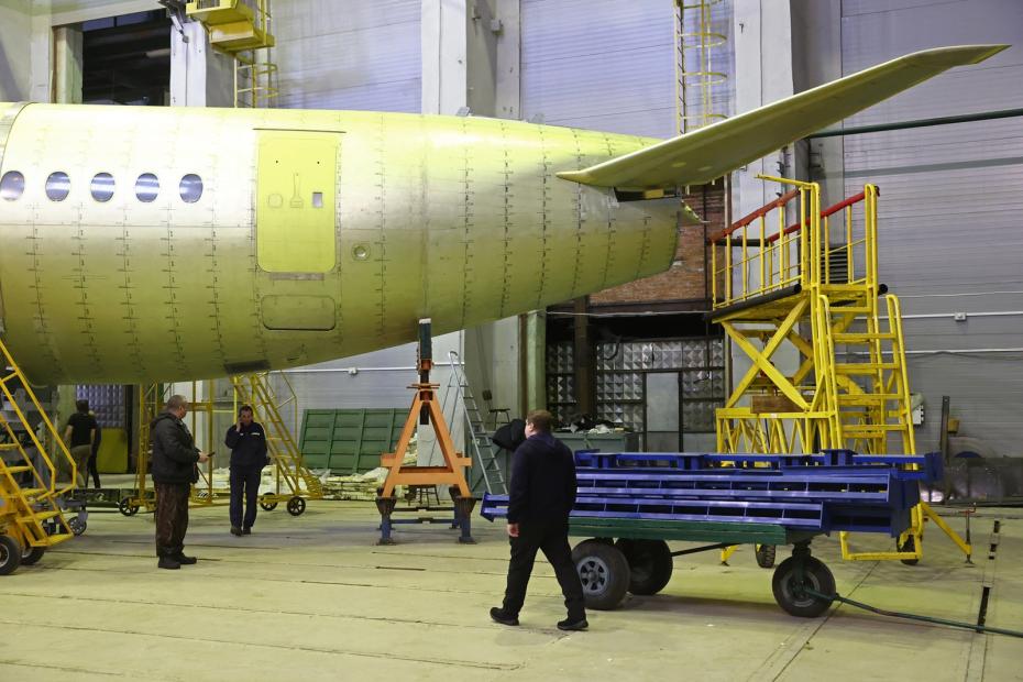 Планер импортозамещенной версии Superjet-100 (SSJ-New) в испытательном корпусе Сибирского научно-исследовательского института авиации имени С. А. Чаплыгина