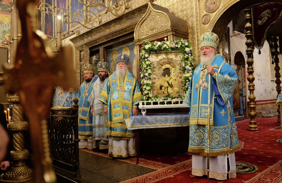 Патриарх Московский и всея Руси Кирилл (справа) во время Божественной литургии в праздник Казанской иконы Божией Матери в Патриаршем Успенском соборе Московского Кремля