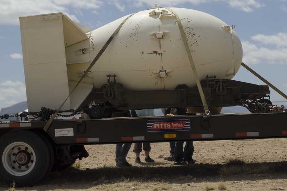 Оригинальный корпус бомбы MK III Fat Man, похожий на корпус бомбы, сброшенной на Нагасаки, Япония, в эпицентре на полигоне Тринити, где было проведено первое в истории испытание атомной бомбы