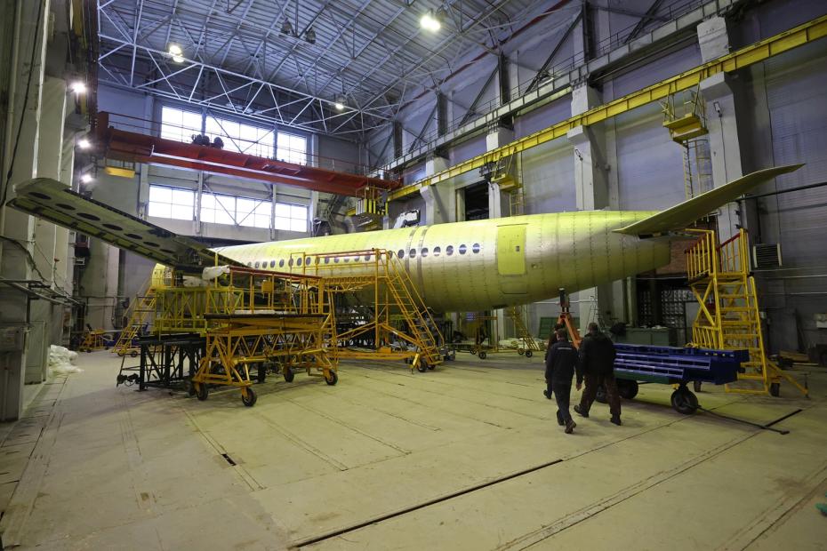 Планер импортозамещенной версии Superjet-100 (SSJ-New) в испытательном корпусе Сибирского научно-исследовательского института авиации имени С. А. Чаплыгина