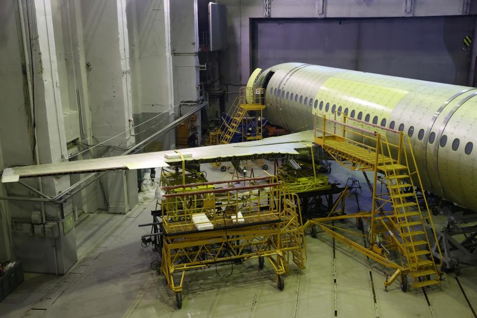 Планер импортозамещенной версии Superjet-100 (SSJ-New) в испытательном корпусе Сибирского научно-исследовательского института авиации имени С. А. Чаплыгина