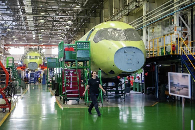 Изготовление планеров ближнемагистрального самолета Sukhoi Superjet 100 на авиационном заводе