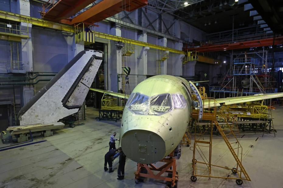 Планер импортозамещенной версии Superjet-100 (SSJ-New) в испытательном корпусе Сибирского научно-исследовательского института авиации имени С. А. Чаплыгина