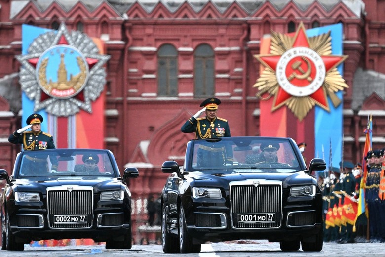Исполняющий обязанности министра обороны генерал армии Сергей Шойгу (справа) и главнокомандующий Сухопутными войсками генерал армии Олег Салюков