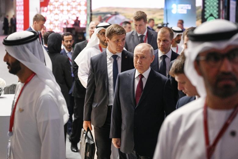 Владимир Путин (в центре)