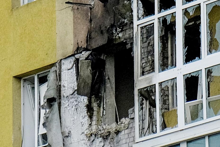Начиненный взрывчаткой БПЛА упал на жилой дом в Воронеже: фото последствий 