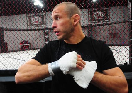Ковбой Серроне проиграл пятый бой подряд в UFC