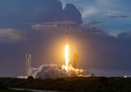Ракета Falcon 9 с «грузовиком» Dragon стартовала к МКС из Флориды