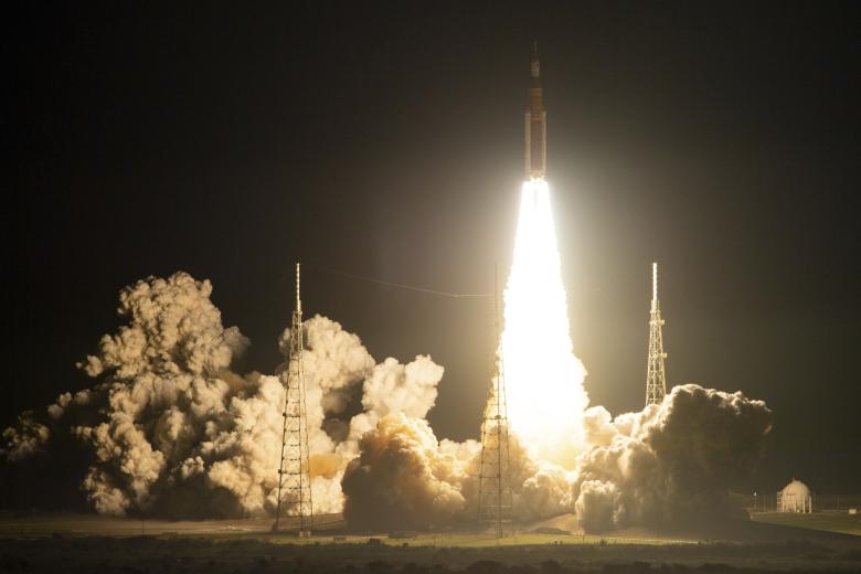 Волнительный момент: сверхтяжелая ракета-носитель Space Launch System отправляет к Луне корабль «Орион»