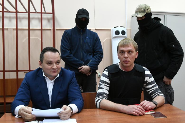 Журналист интернет-издания Медуза Иван Голунов (справа) и адвокат Сергей Бадамшин в Басманном суде Москвы