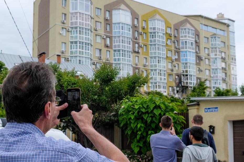 Начиненный взрывчаткой БПЛА упал на жилой дом в Воронеже: фото последствий 