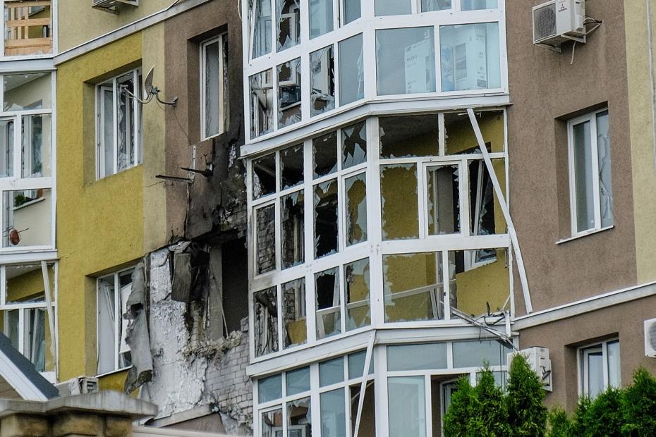 Начиненный взрывчаткой БПЛА упал на жилой дом в Воронеже: фото последствий 