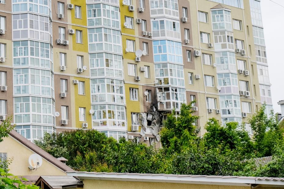 Начиненный взрывчаткой БПЛА упал на жилой дом в Воронеже: фото последствий 