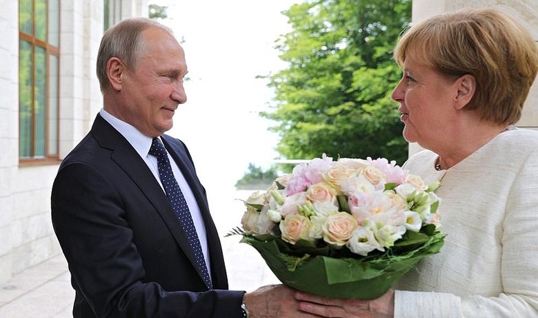 Президент РФ Владимир Путин принял в сочинской резиденции Бочаров Ручей федерального канцлера Германии Ангелу Меркель